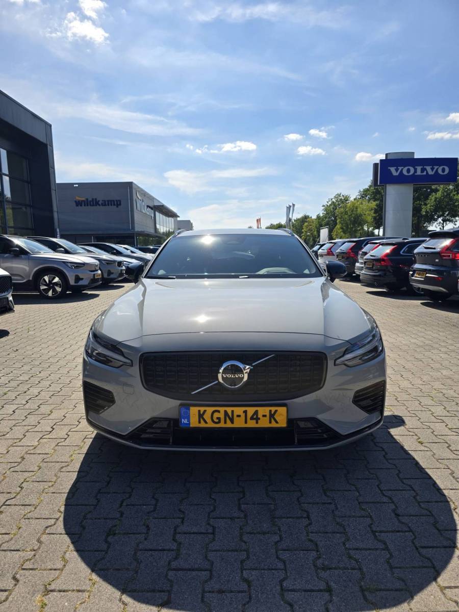 Volvo V60 Volvo V60 T8 Plug-in AWD Plus Dark | Head-up | Schuif/kanteldak | Trekhaak | Pilot Assist | BLIS | H&K Audio |
