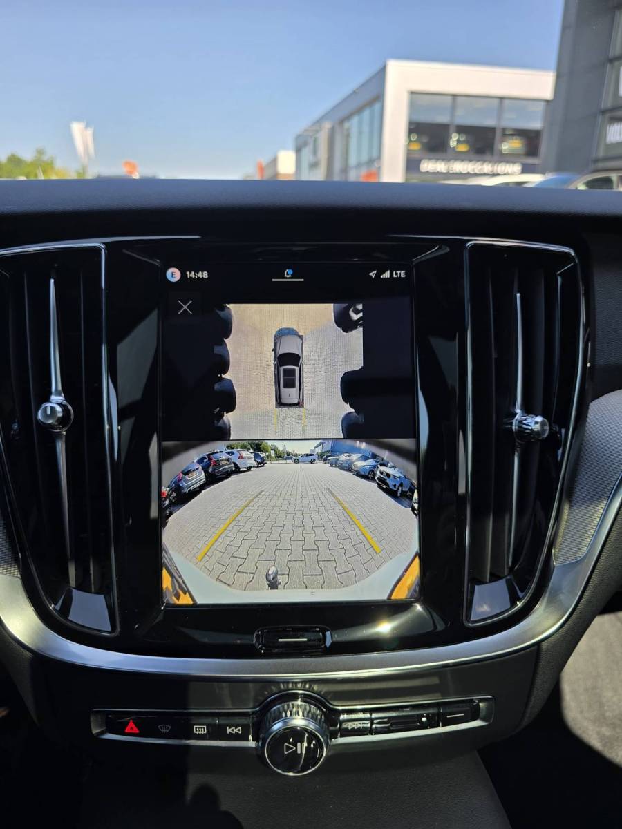 Volvo V60 Volvo V60 T8 Plug-in AWD Plus Dark | Head-up | Schuif/kanteldak | Trekhaak | Pilot Assist | BLIS | H&K Audio |