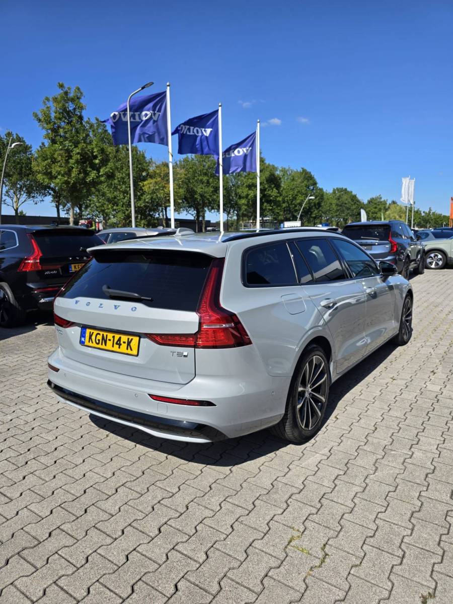 Volvo V60 Volvo V60 T8 Plug-in AWD Plus Dark | Head-up | Schuif/kanteldak | Trekhaak | Pilot Assist | BLIS | H&K Audio |