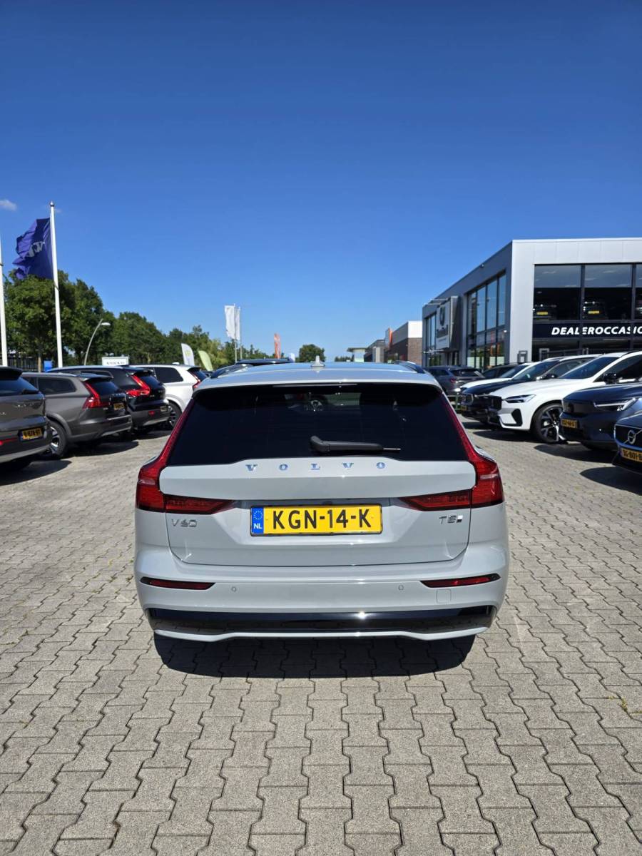 Volvo V60 Volvo V60 T8 Plug-in AWD Plus Dark | Head-up | Schuif/kanteldak | Trekhaak | Pilot Assist | BLIS | H&K Audio |