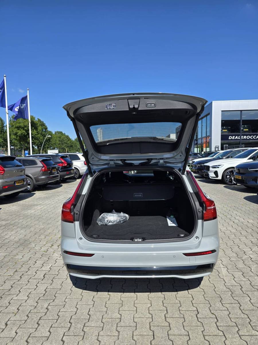 Volvo V60 Volvo V60 T8 Plug-in AWD Plus Dark | Head-up | Schuif/kanteldak | Trekhaak | Pilot Assist | BLIS | H&K Audio |