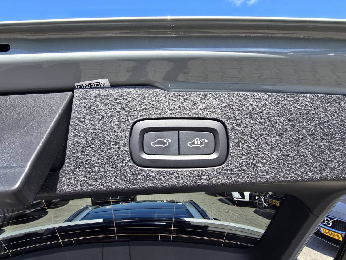 Volvo V60 Volvo V60 T8 Plug-in AWD Plus Dark | Head-up | Schuif/kanteldak | Trekhaak | Pilot Assist | BLIS | H&K Audio |