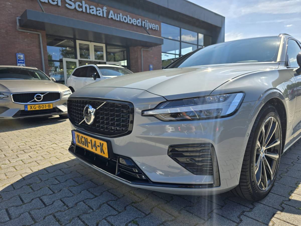 Volvo V60 Volvo V60 T8 Plug-in AWD Plus Dark | Head-up | Schuif/kanteldak | Trekhaak | Pilot Assist | BLIS | H&K Audio |
