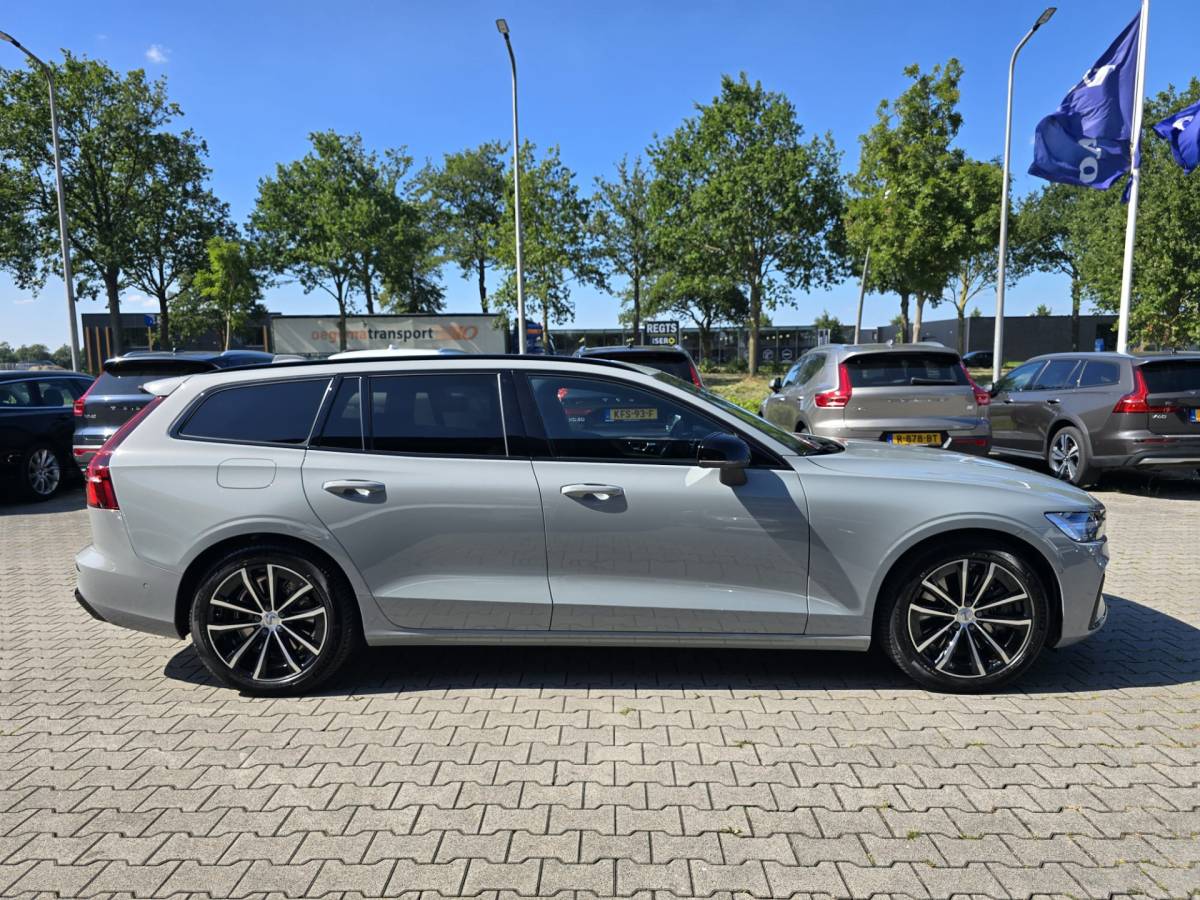 Volvo V60 Volvo V60 T8 Plug-in AWD Plus Dark | Head-up | Schuif/kanteldak | Trekhaak | Pilot Assist | BLIS | H&K Audio |