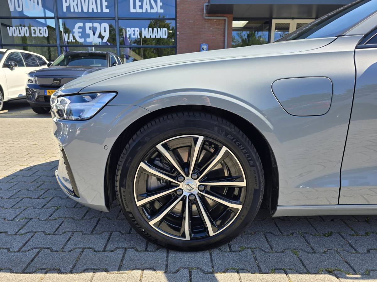 Volvo V60 Volvo V60 T8 Plug-in AWD Plus Dark | Head-up | Schuif/kanteldak | Trekhaak | Pilot Assist | BLIS | H&K Audio |