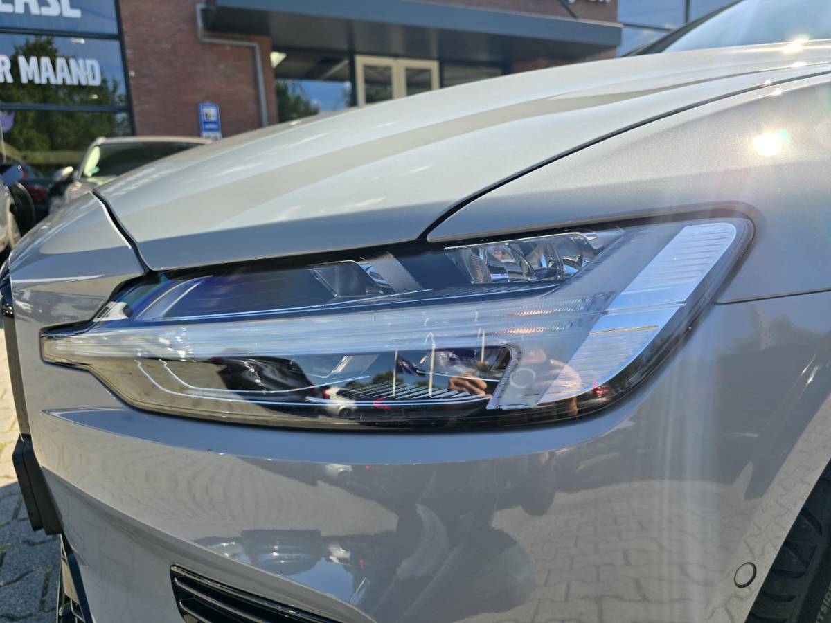 Volvo V60 Volvo V60 T8 Plug-in AWD Plus Dark | Head-up | Schuif/kanteldak | Trekhaak | Pilot Assist | BLIS | H&K Audio |
