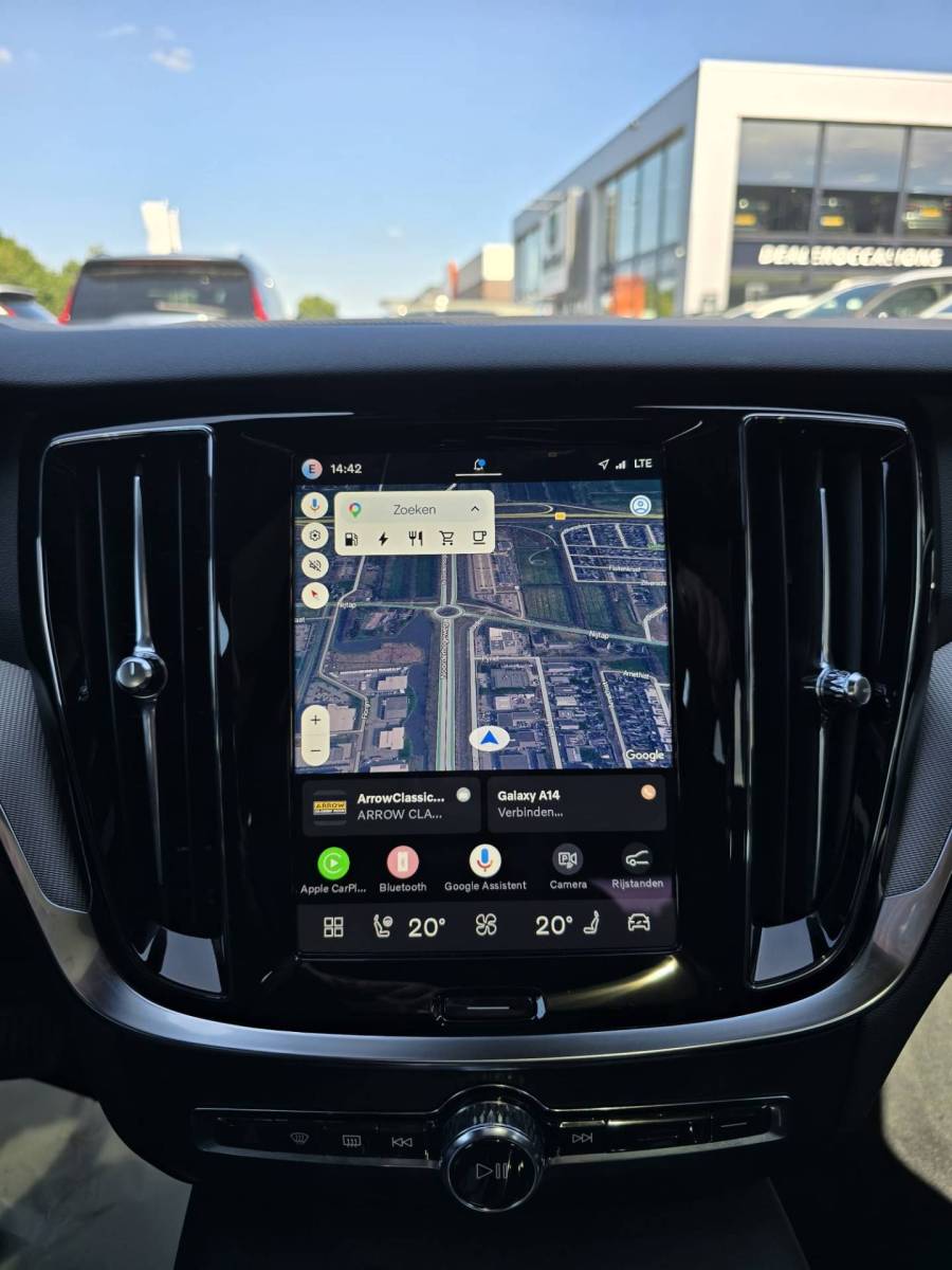 Volvo V60 Volvo V60 T8 Plug-in AWD Plus Dark | Head-up | Schuif/kanteldak | Trekhaak | Pilot Assist | BLIS | H&K Audio |