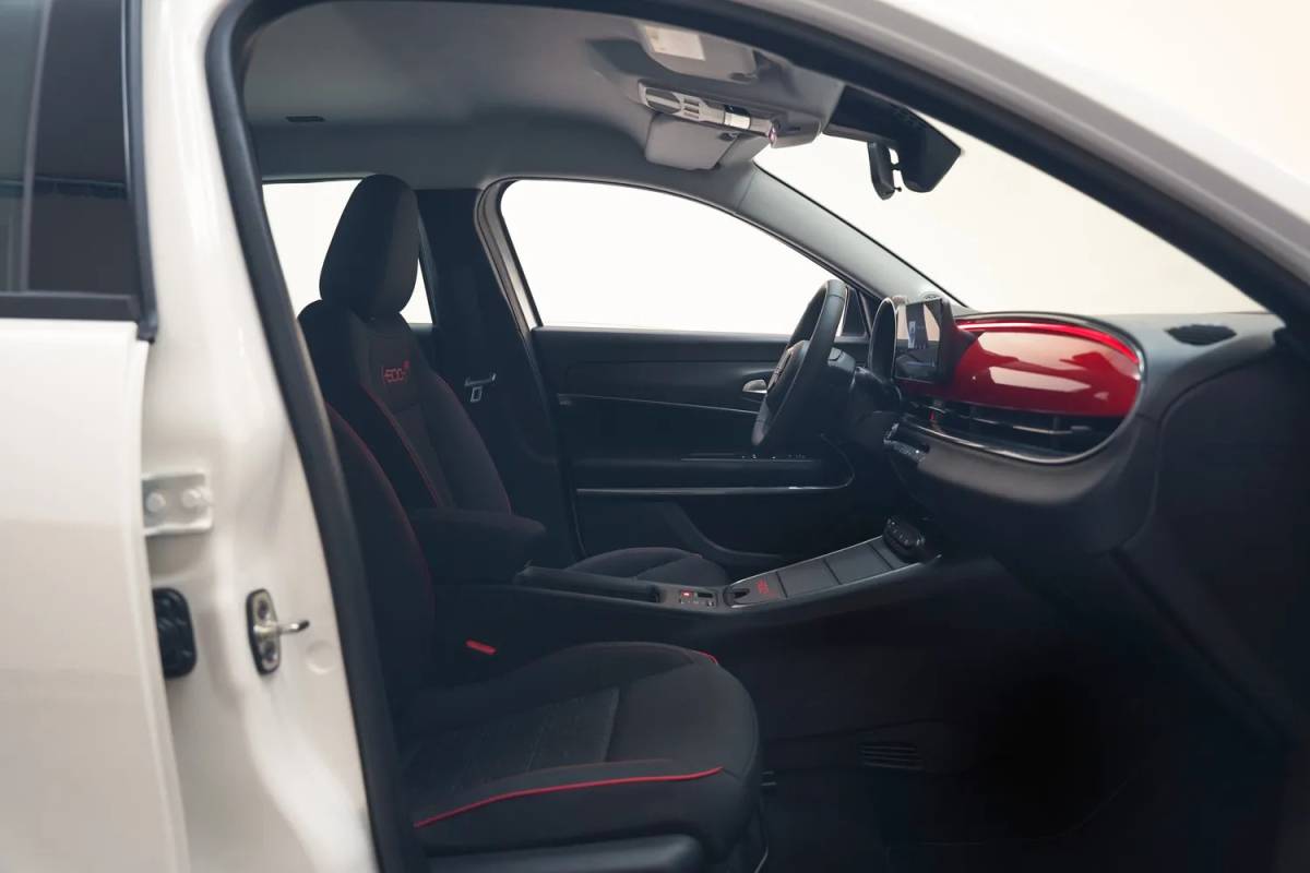 Fiat 600e Fiat 600e RED 54 kWh [ LED Apple/Android Climate Cruise ]