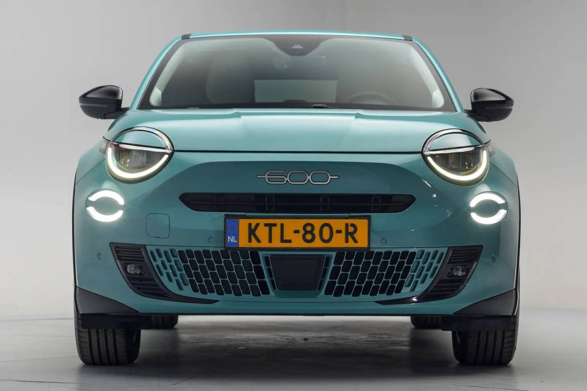 Fiat 600 Fiat 600 600e La Prima 54 kWh [ Navi Camera Apple / Android Leder Stoelverwarming ]