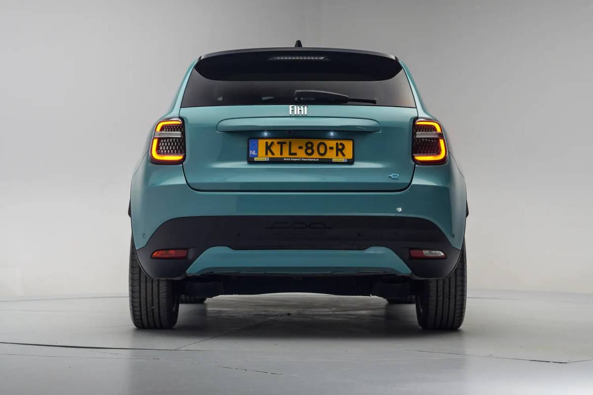Fiat 600 Fiat 600 600e La Prima 54 kWh [ Navi Camera Apple / Android Leder Stoelverwarming ]