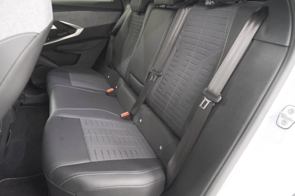 Peugeot 3008 Peugeot 3008 1.2 Hybrid 136 GT | Elektrische Kofferklep | Camera | Adaptieve Cruise Control | Apple CarPlay