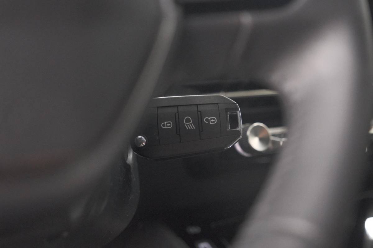 Peugeot 2008 Peugeot 2008 1.2 Hybrid 145 Allure | Apple Carplay | Climate Control | Parkeersensoren Voor + Achter