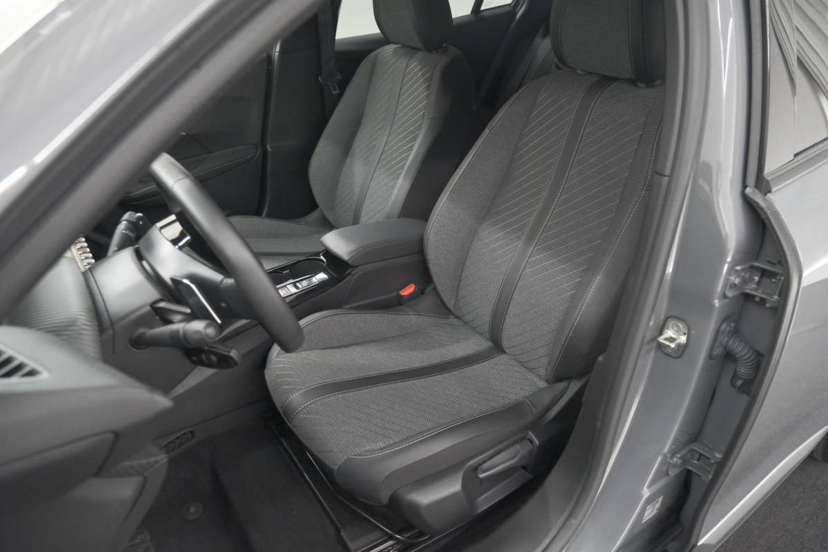 Peugeot 2008 Peugeot 2008 1.2 Hybrid 145 Allure | Apple Carplay | Climate Control | Parkeersensoren Voor + Achter