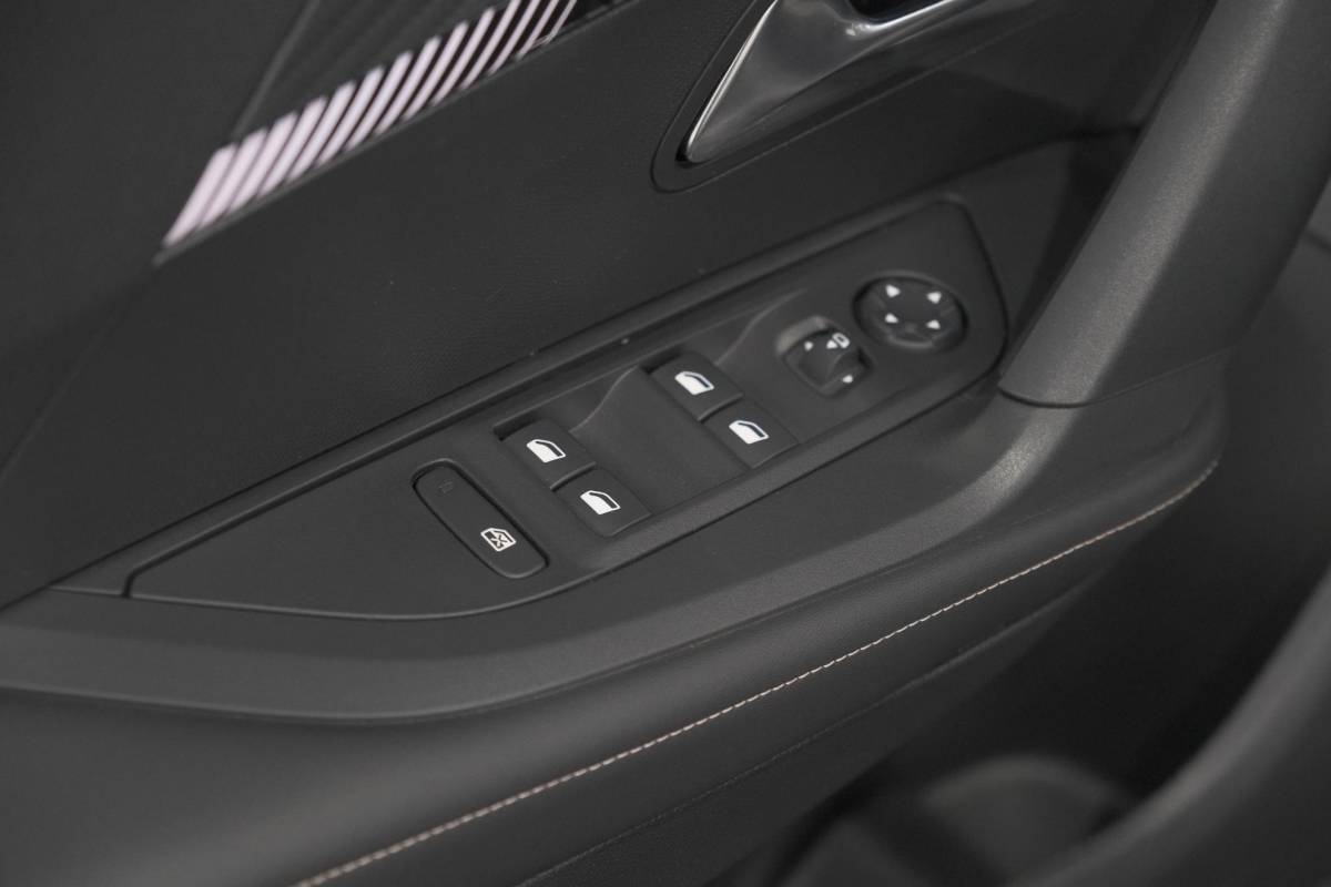 Peugeot 2008 Peugeot 2008 1.2 Hybrid 145 Allure | Apple Carplay | Climate Control | Parkeersensoren Voor + Achter