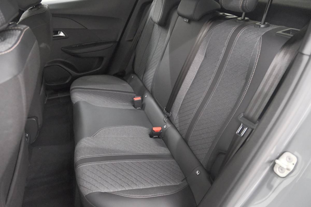 Peugeot 2008 Peugeot 2008 1.2 Hybrid 145 Allure | Apple Carplay | Climate Control | Parkeersensoren Voor + Achter