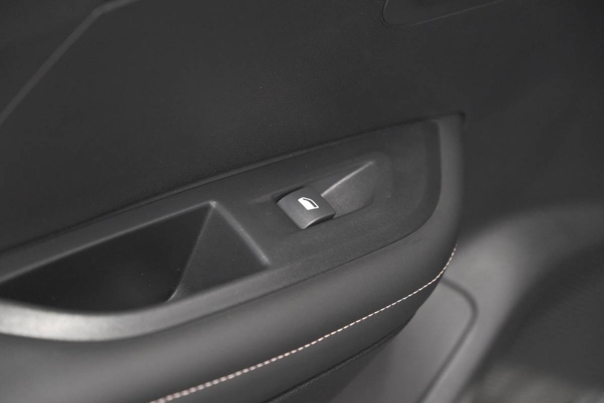 Peugeot 2008 Peugeot 2008 1.2 Hybrid 145 Allure | Apple Carplay | Climate Control | Parkeersensoren Voor + Achter
