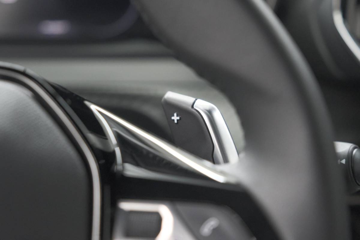 Peugeot 2008 Peugeot 2008 1.2 Hybrid 145 Allure | Apple Carplay | Climate Control | Parkeersensoren Voor + Achter