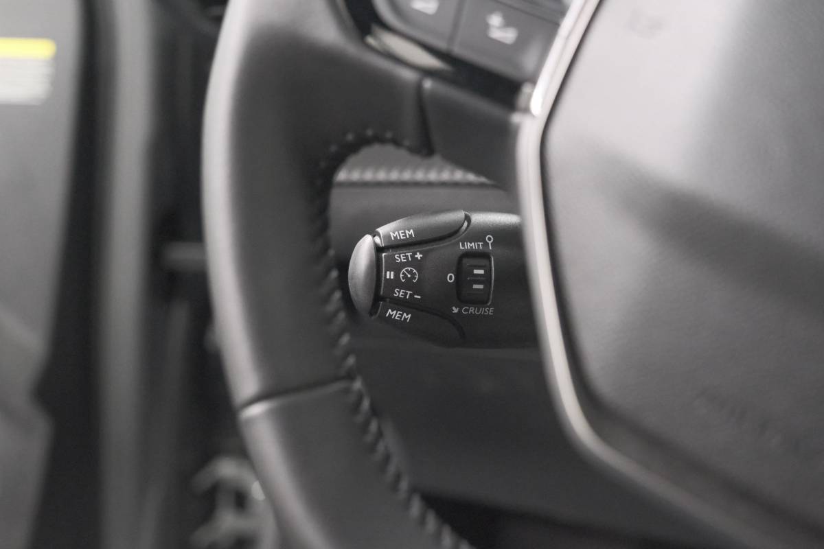 Peugeot 2008 Peugeot 2008 1.2 Hybrid 145 Allure | Apple Carplay | Climate Control | Parkeersensoren Voor + Achter