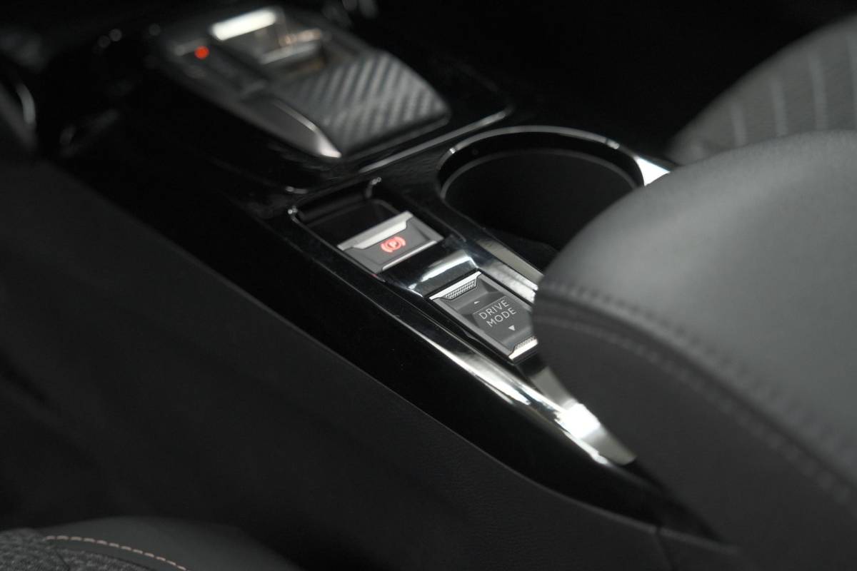Peugeot 2008 Peugeot 2008 1.2 Hybrid 145 Allure | Apple Carplay | Climate Control | Parkeersensoren Voor + Achter