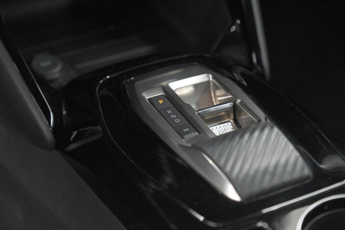 Peugeot 2008 Peugeot 2008 1.2 Hybrid 145 Allure | Apple Carplay | Climate Control | Parkeersensoren Voor + Achter