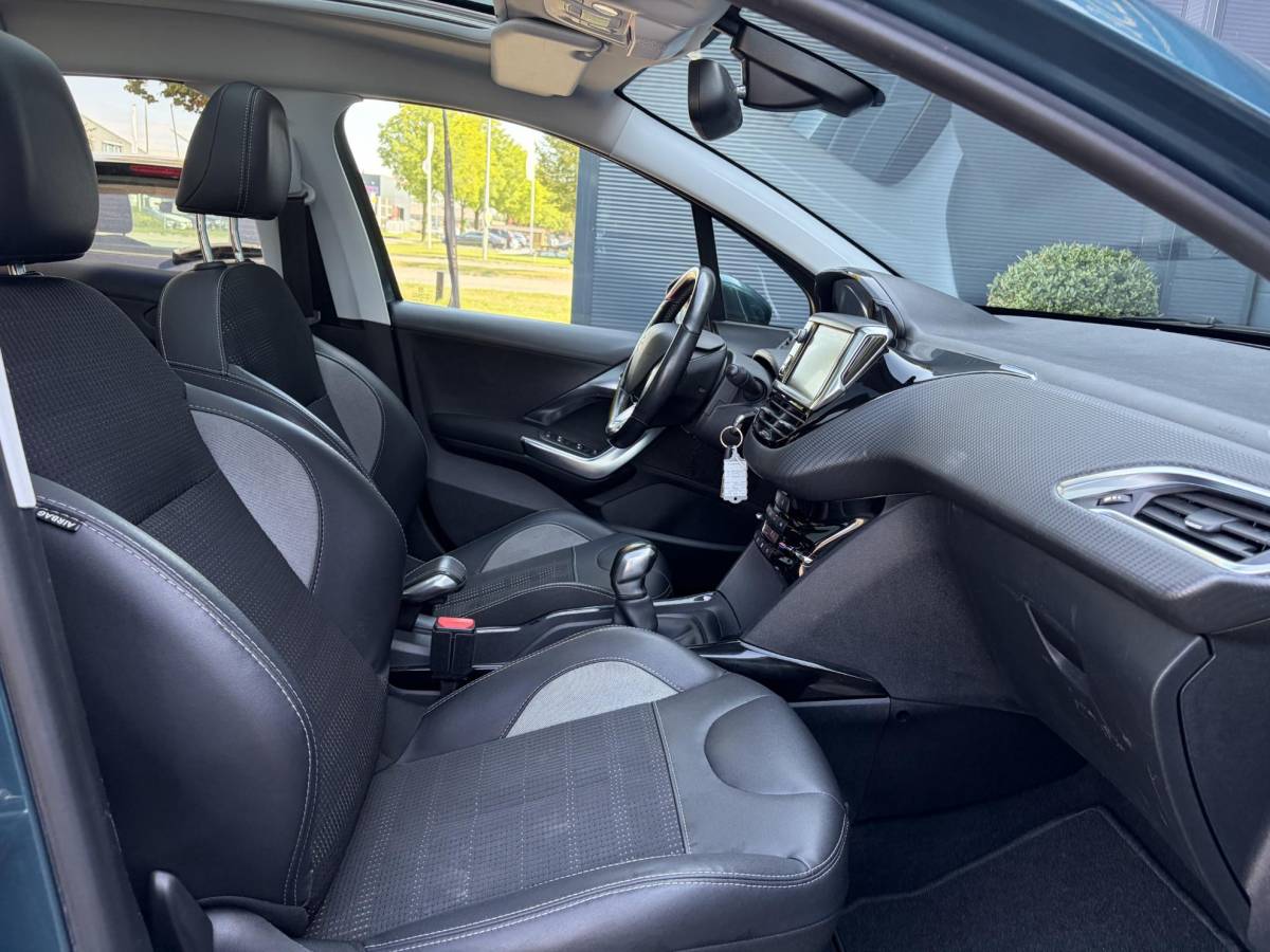 Peugeot 2008 Peugeot 2008 1.2 PureTech Allure ✓1e Eigenaar✓D-riem vv in 2025✓110pk✓Navi✓Pano✓Carplay✓Pdc V+A✓Lm velgen✓N.A.P✓Halfleder✓Clima✓Apk tot 10-2027