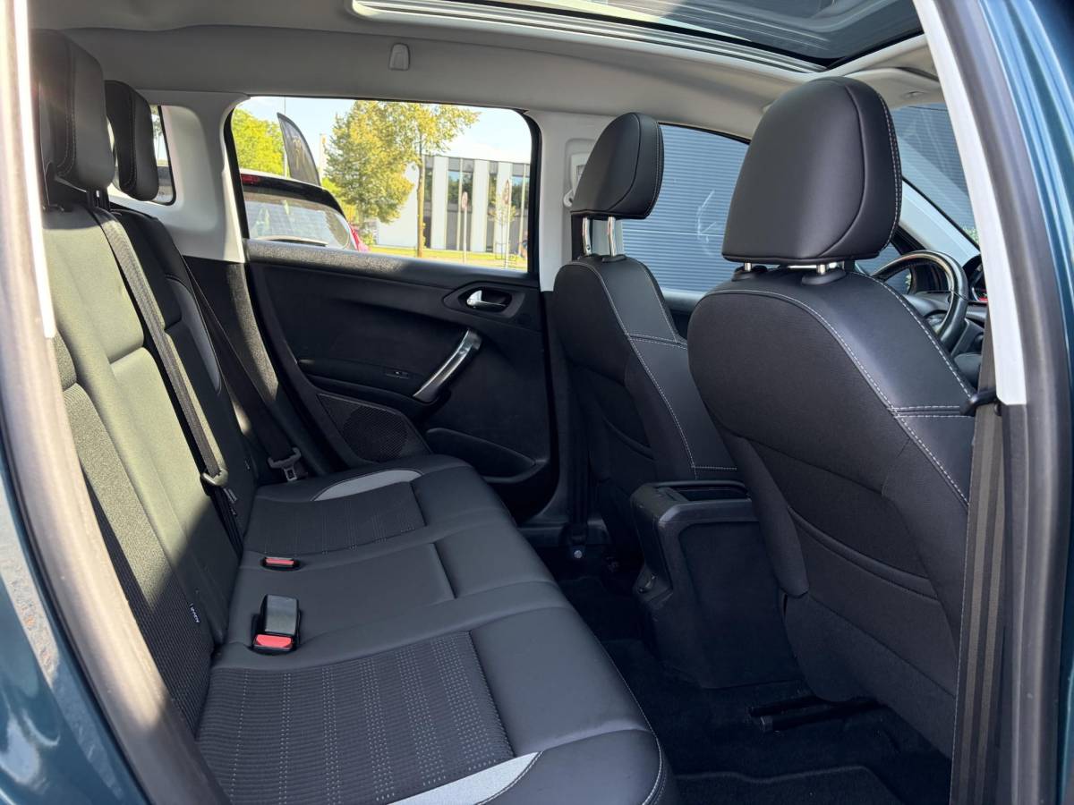 Peugeot 2008 Peugeot 2008 1.2 PureTech Allure ✓1e Eigenaar✓D-riem vv in 2025✓110pk✓Navi✓Pano✓Carplay✓Pdc V+A✓Lm velgen✓N.A.P✓Halfleder✓Clima✓Apk tot 10-2027