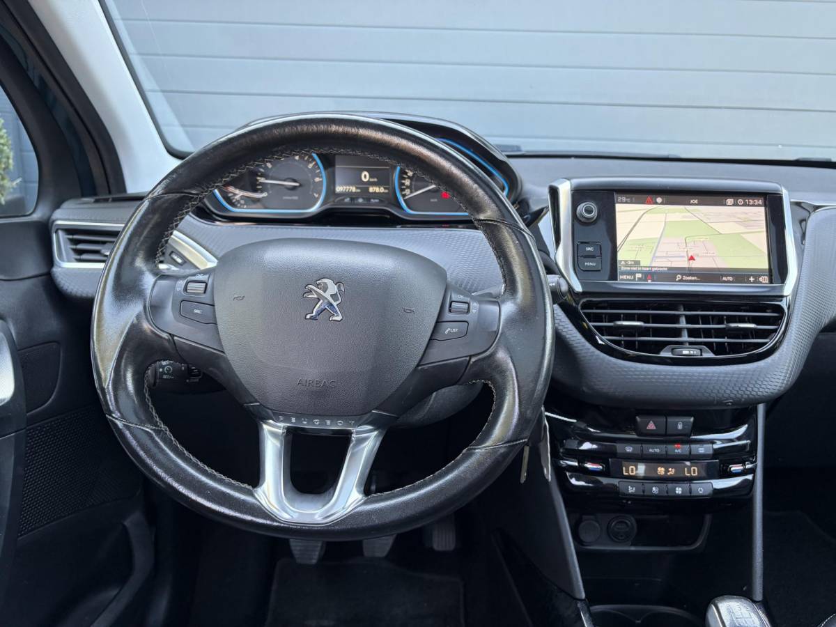 Peugeot 2008 Peugeot 2008 1.2 PureTech Allure ✓1e Eigenaar✓D-riem vv in 2025✓110pk✓Navi✓Pano✓Carplay✓Pdc V+A✓Lm velgen✓N.A.P✓Halfleder✓Clima✓Apk tot 10-2027