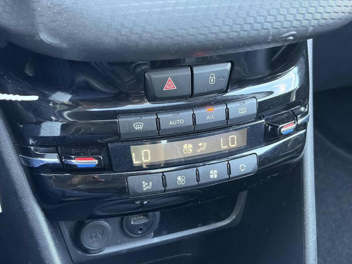 Peugeot 2008 Peugeot 2008 1.2 PureTech Allure ✓1e Eigenaar✓D-riem vv in 2025✓110pk✓Navi✓Pano✓Carplay✓Pdc V+A✓Lm velgen✓N.A.P✓Halfleder✓Clima✓Apk tot 10-2027
