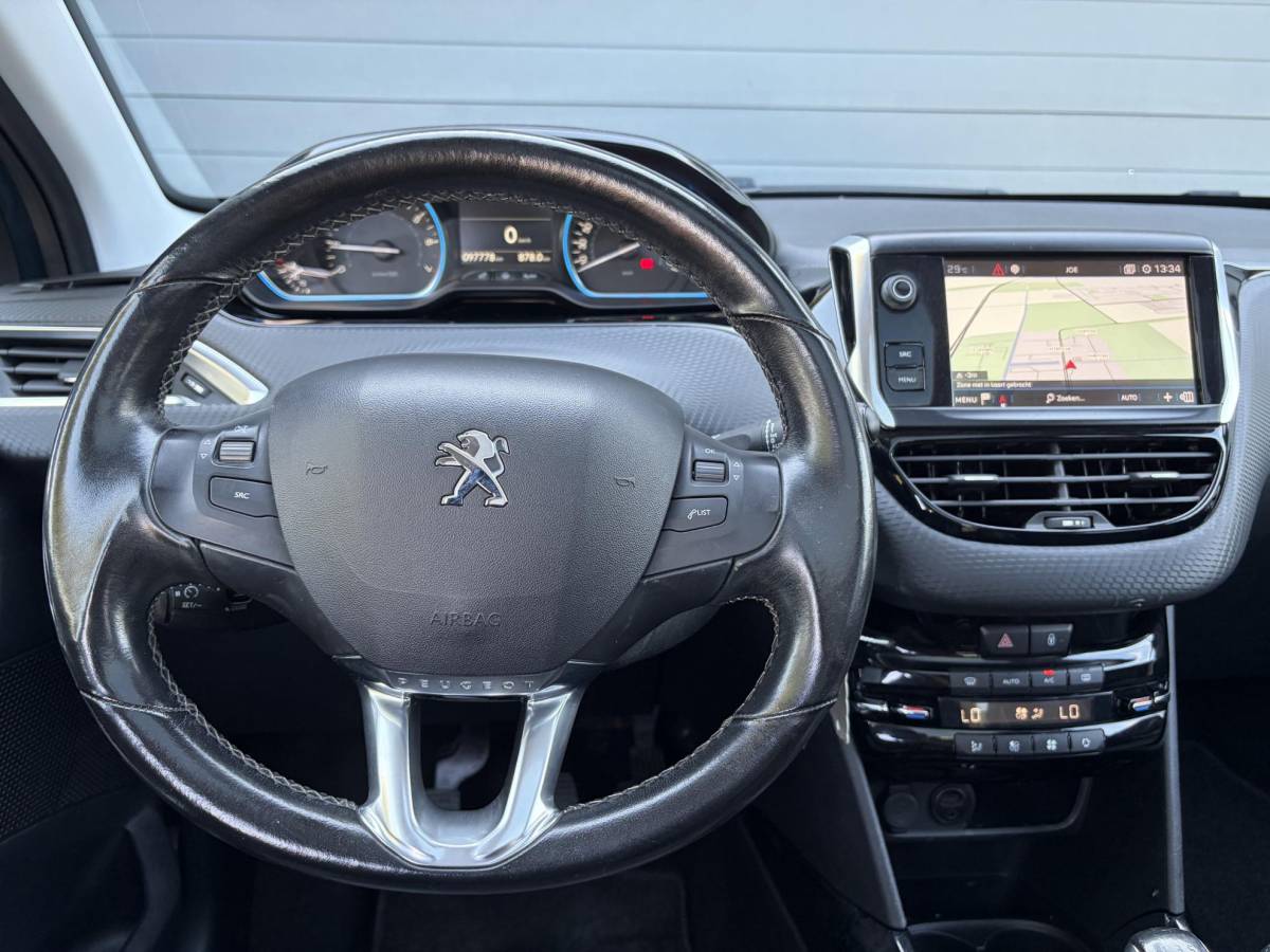 Peugeot 2008 Peugeot 2008 1.2 PureTech Allure ✓1e Eigenaar✓D-riem vv in 2025✓110pk✓Navi✓Pano✓Carplay✓Pdc V+A✓Lm velgen✓N.A.P✓Halfleder✓Clima✓Apk tot 10-2027