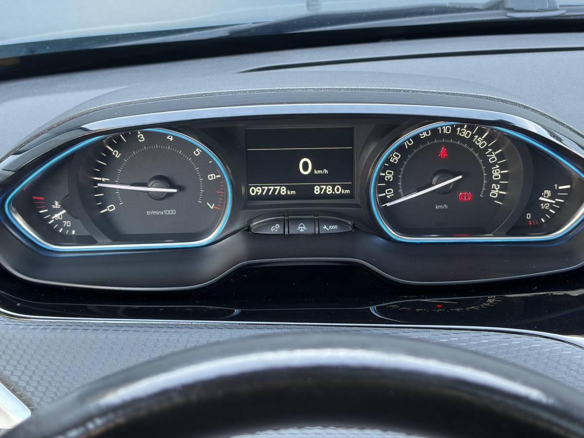 Peugeot 2008 Peugeot 2008 1.2 PureTech Allure ✓1e Eigenaar✓D-riem vv in 2025✓110pk✓Navi✓Pano✓Carplay✓Pdc V+A✓Lm velgen✓N.A.P✓Halfleder✓Clima✓Apk tot 10-2027