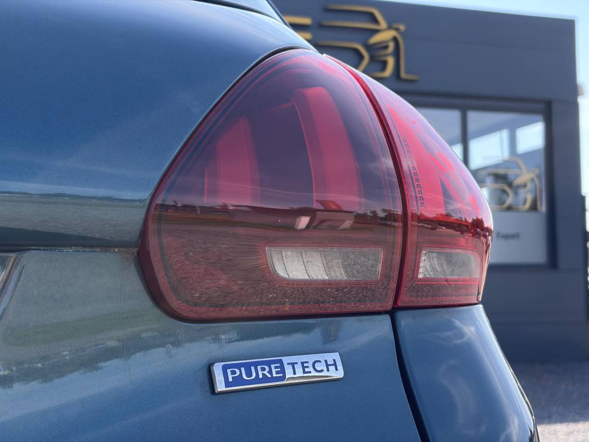 Peugeot 2008 Peugeot 2008 1.2 PureTech Allure ✓1e Eigenaar✓D-riem vv in 2025✓110pk✓Navi✓Pano✓Carplay✓Pdc V+A✓Lm velgen✓N.A.P✓Halfleder✓Clima✓Apk tot 10-2027