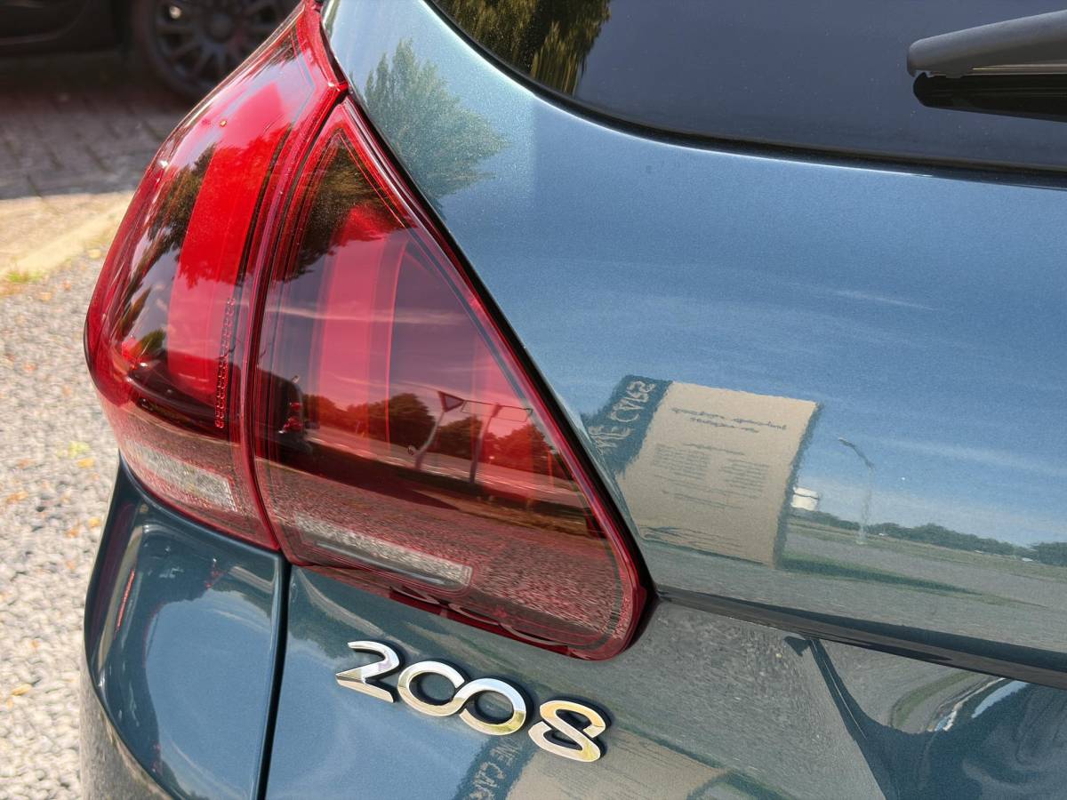 Peugeot 2008 Peugeot 2008 1.2 PureTech Allure ✓1e Eigenaar✓D-riem vv in 2025✓110pk✓Navi✓Pano✓Carplay✓Pdc V+A✓Lm velgen✓N.A.P✓Halfleder✓Clima✓Apk tot 10-2027