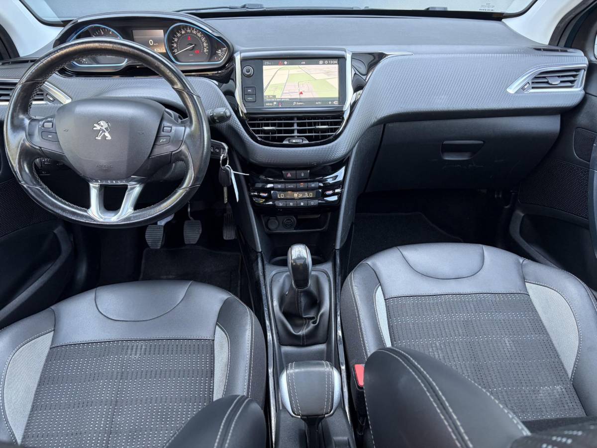 Peugeot 2008 Peugeot 2008 1.2 PureTech Allure ✓1e Eigenaar✓D-riem vv in 2025✓110pk✓Navi✓Pano✓Carplay✓Pdc V+A✓Lm velgen✓N.A.P✓Halfleder✓Clima✓Apk tot 10-2027