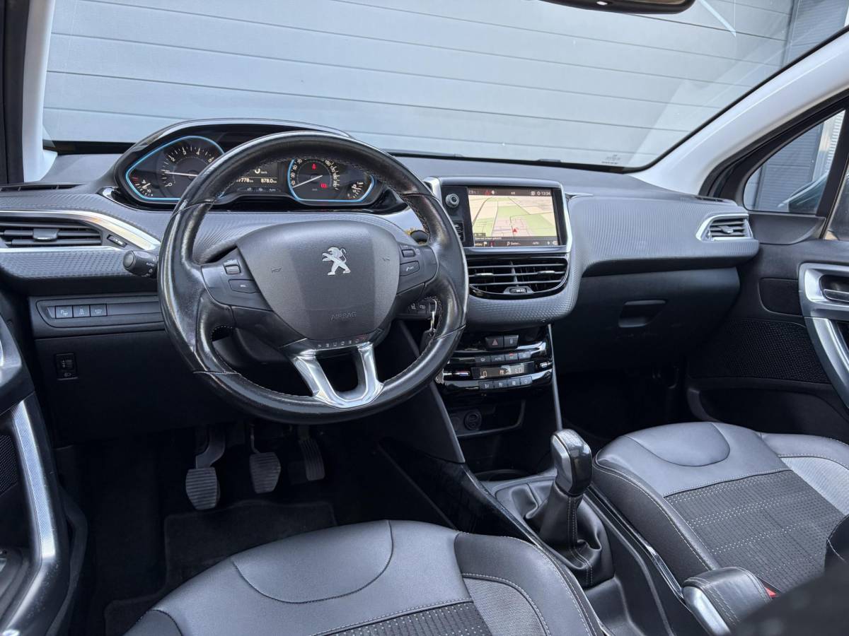Peugeot 2008 Peugeot 2008 1.2 PureTech Allure ✓1e Eigenaar✓D-riem vv in 2025✓110pk✓Navi✓Pano✓Carplay✓Pdc V+A✓Lm velgen✓N.A.P✓Halfleder✓Clima✓Apk tot 10-2027