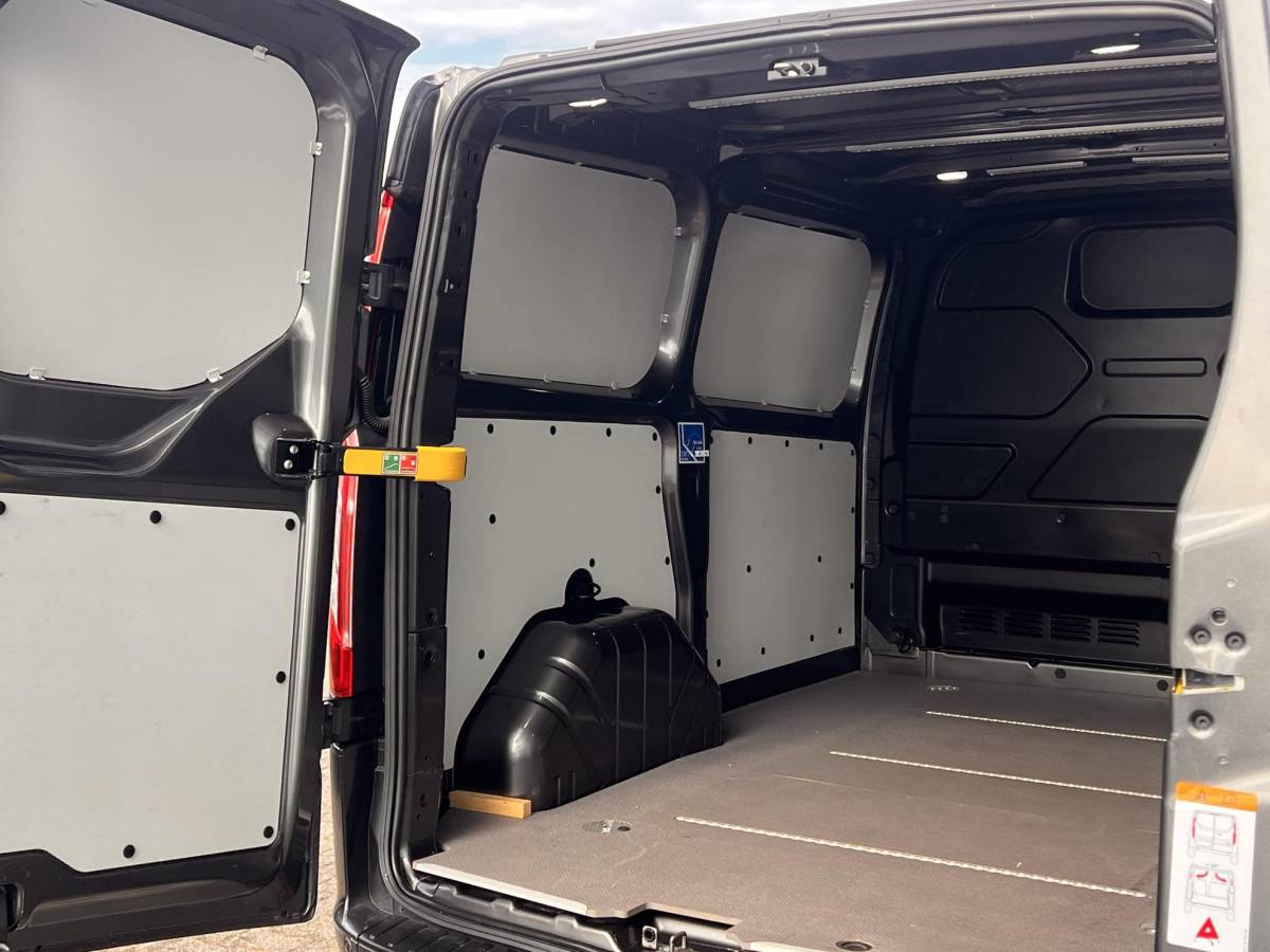 Ford Transit Custom Ford Transit Custom 320 2.0 TDCI L1H1 Sport Gesloten Bestelwagen | trekhaak | Navigatie.