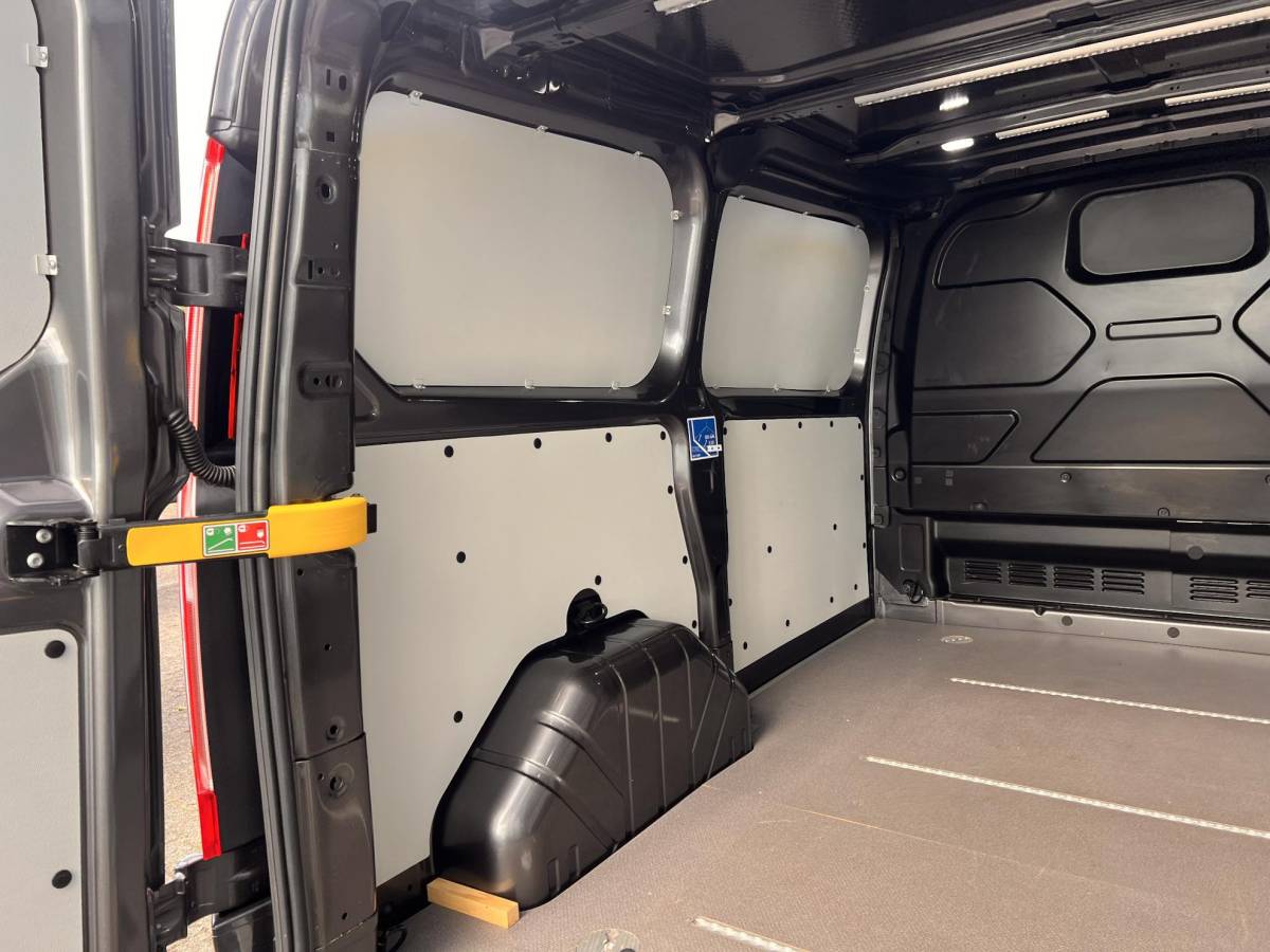 Ford Transit Custom Ford Transit Custom 320 2.0 TDCI L1H1 Sport Gesloten Bestelwagen | trekhaak | Navigatie.