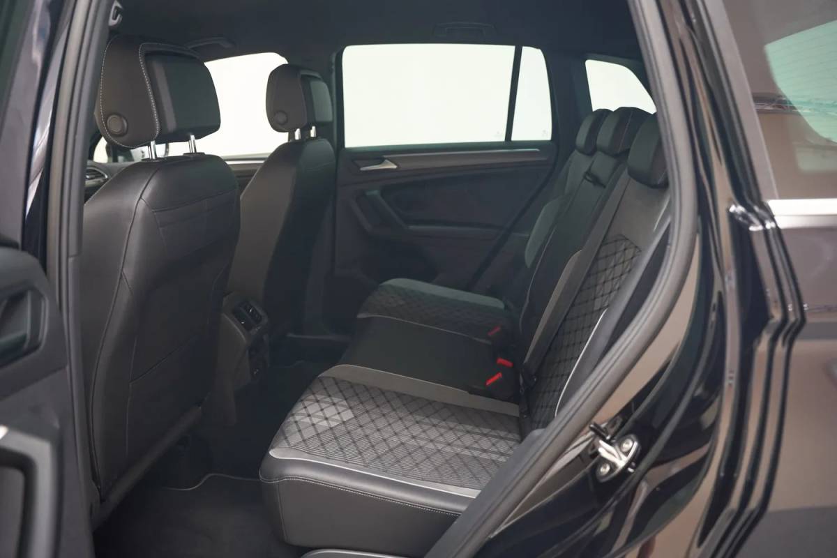 Volkswagen Tiguan Volkswagen Tiguan 1.5 TSI R-Line Business+ Aut. [ Adapt.cruise Navi Virtual ]