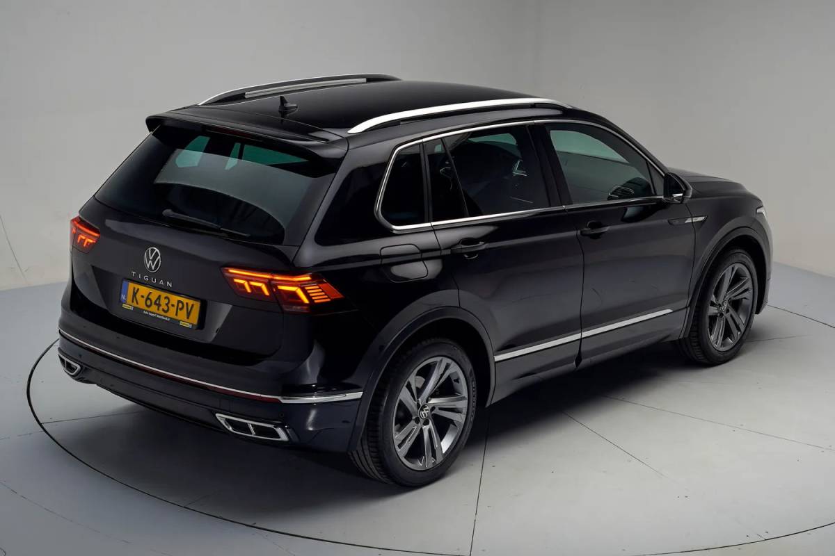 Volkswagen Tiguan Volkswagen Tiguan 1.5 TSI R-Line Business+ Aut. [ Adapt.cruise Navi Virtual ]