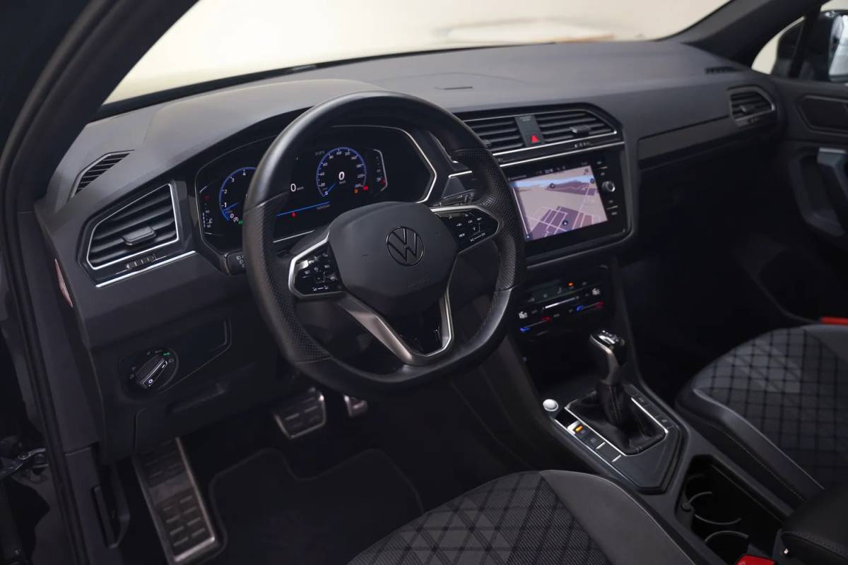 Volkswagen Tiguan Volkswagen Tiguan 1.5 TSI R-Line Business+ Aut. [ Adapt.cruise Navi Virtual ]