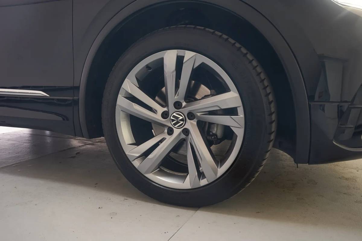 Volkswagen Tiguan Volkswagen Tiguan 1.5 TSI R-Line Business+ Aut. [ Adapt.cruise Navi Virtual ]