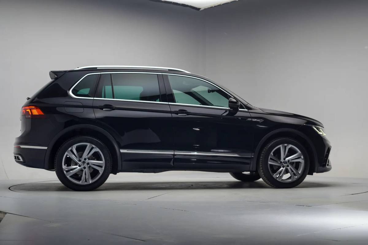 Volkswagen Tiguan Volkswagen Tiguan 1.5 TSI R-Line Business+ Aut. [ Adapt.cruise Navi Virtual ]