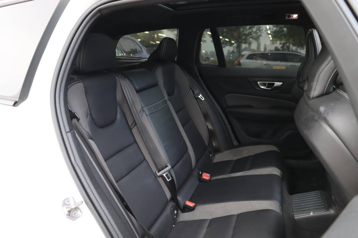 Volvo V60 Volvo V60 2.0 T8 Recharge AWD R-Design Panoramadak