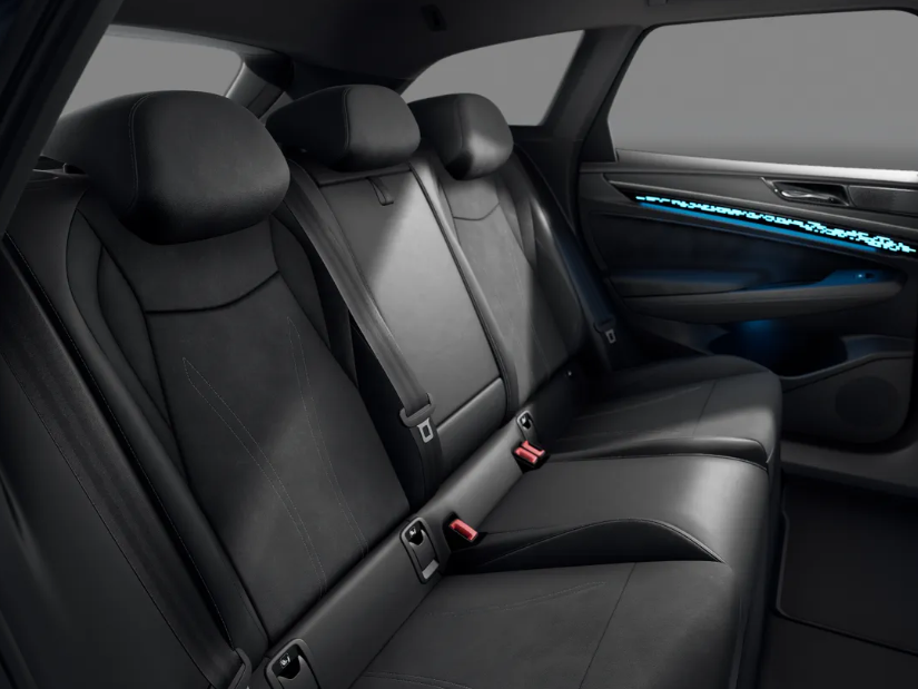 Volkswagen ID.7 Volkswagen ID.7 Limited Edition Plus 77 kWh accu 286 PK · Achteruitrijcamera · Draadloze telefoonlader ·