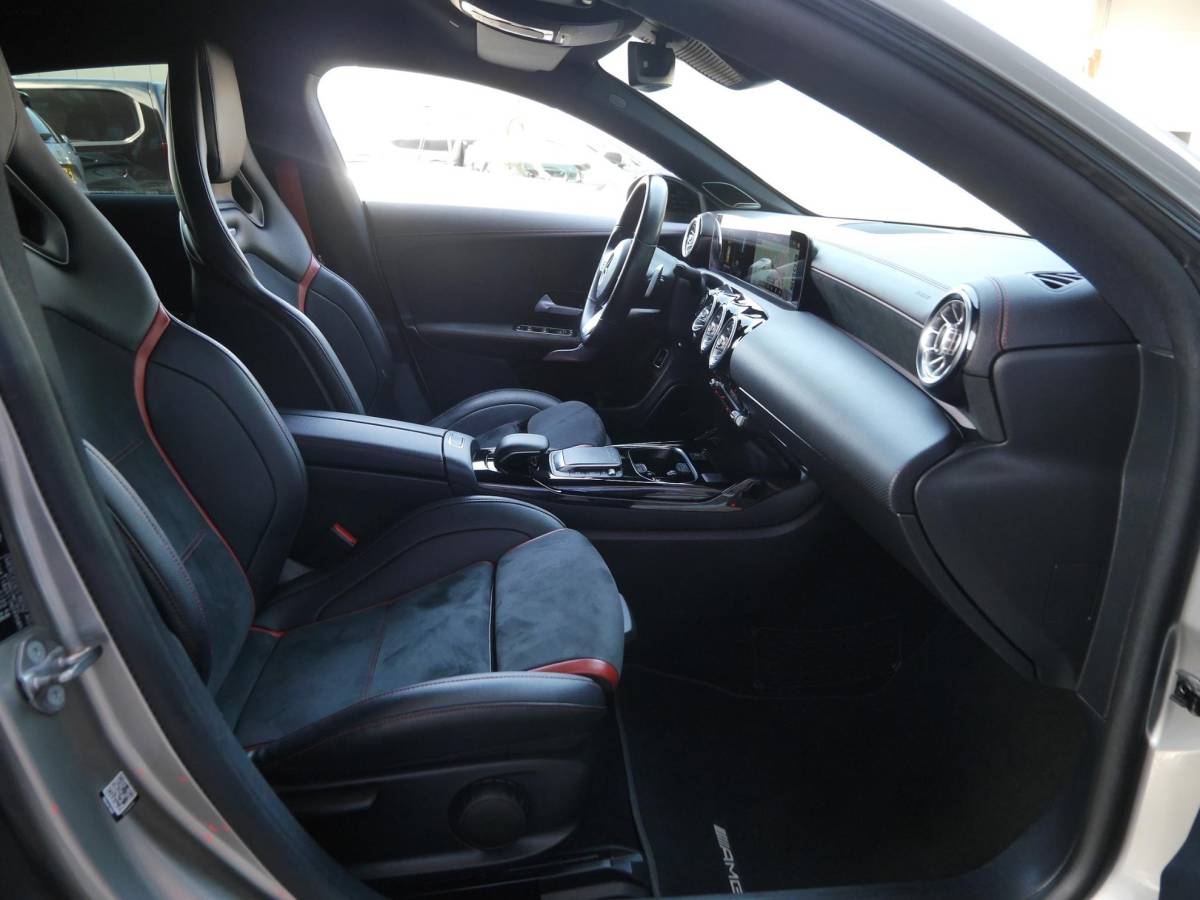 Mercedes-Benz CLA Mercedes-Benz CLA-klasse Shooting Brake AMG 35 4MATIC Premium | 300PK | Automaat | Elektrisch bedienbare achterklep | Rondom camera | 19 inch Concaver velgen | Stoelverwarming | Digitaal instrumentenpaneel