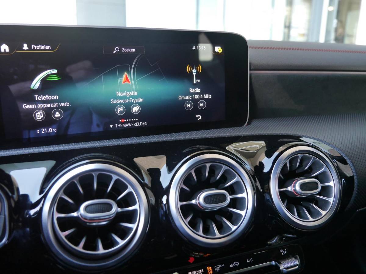 Mercedes-Benz CLA Mercedes-Benz CLA-klasse Shooting Brake AMG 35 4MATIC Premium | 300PK | Automaat | Elektrisch bedienbare achterklep | Rondom camera | 19 inch Concaver velgen | Stoelverwarming | Digitaal instrumentenpaneel