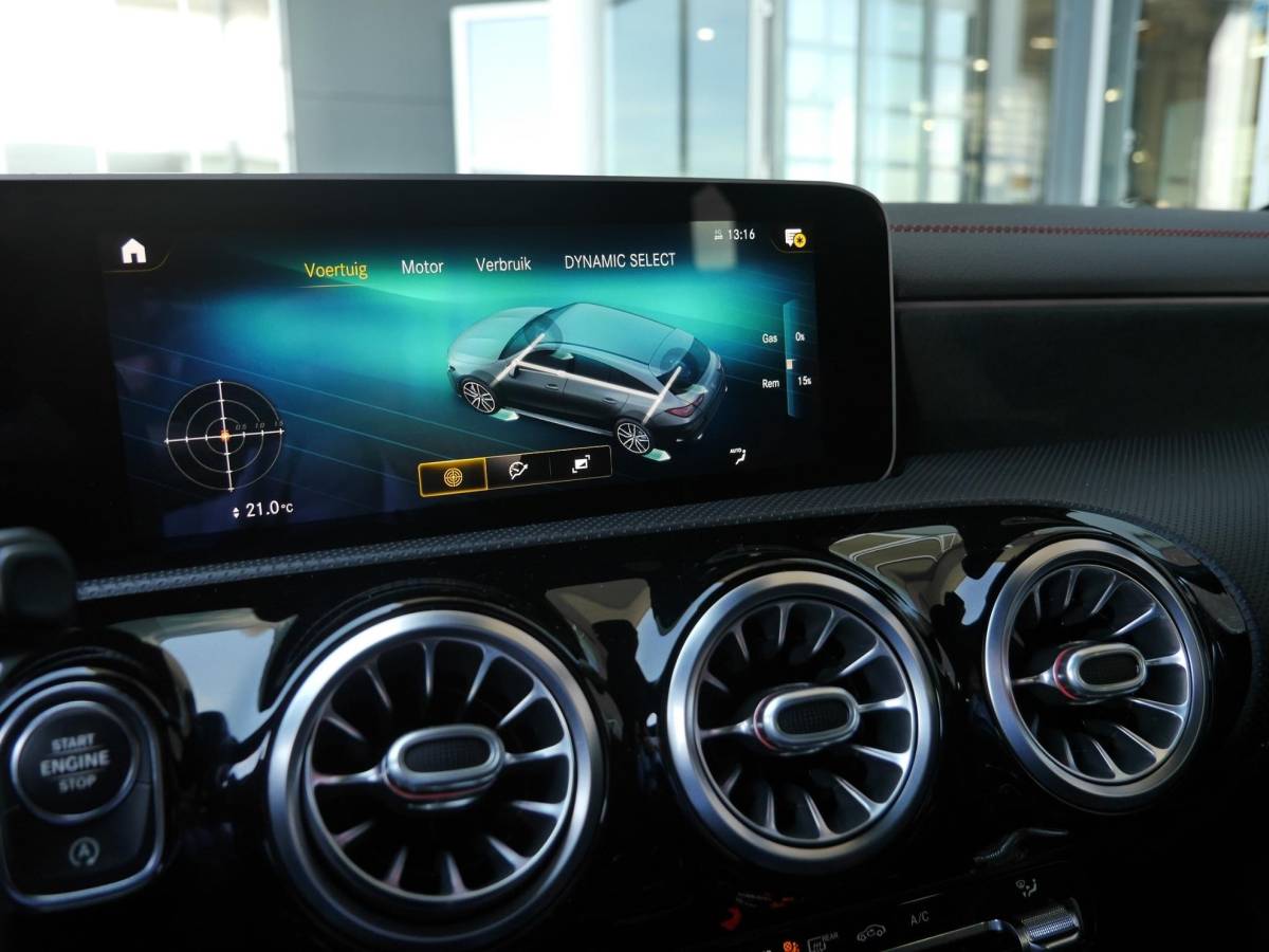 Mercedes-Benz CLA Mercedes-Benz CLA-klasse Shooting Brake AMG 35 4MATIC Premium | 300PK | Automaat | Elektrisch bedienbare achterklep | Rondom camera | 19 inch Concaver velgen | Stoelverwarming | Digitaal instrumentenpaneel