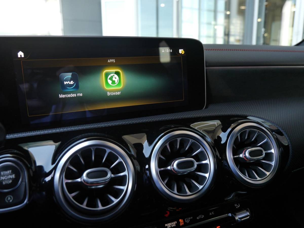 Mercedes-Benz CLA Mercedes-Benz CLA-klasse Shooting Brake AMG 35 4MATIC Premium | 300PK | Automaat | Elektrisch bedienbare achterklep | Rondom camera | 19 inch Concaver velgen | Stoelverwarming | Digitaal instrumentenpaneel