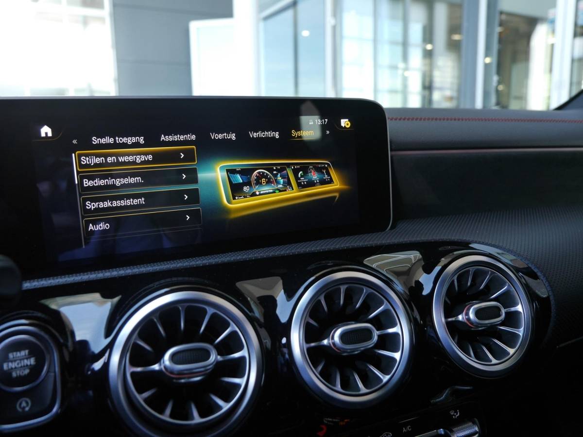 Mercedes-Benz CLA Mercedes-Benz CLA-klasse Shooting Brake AMG 35 4MATIC Premium | 300PK | Automaat | Elektrisch bedienbare achterklep | Rondom camera | 19 inch Concaver velgen | Stoelverwarming | Digitaal instrumentenpaneel