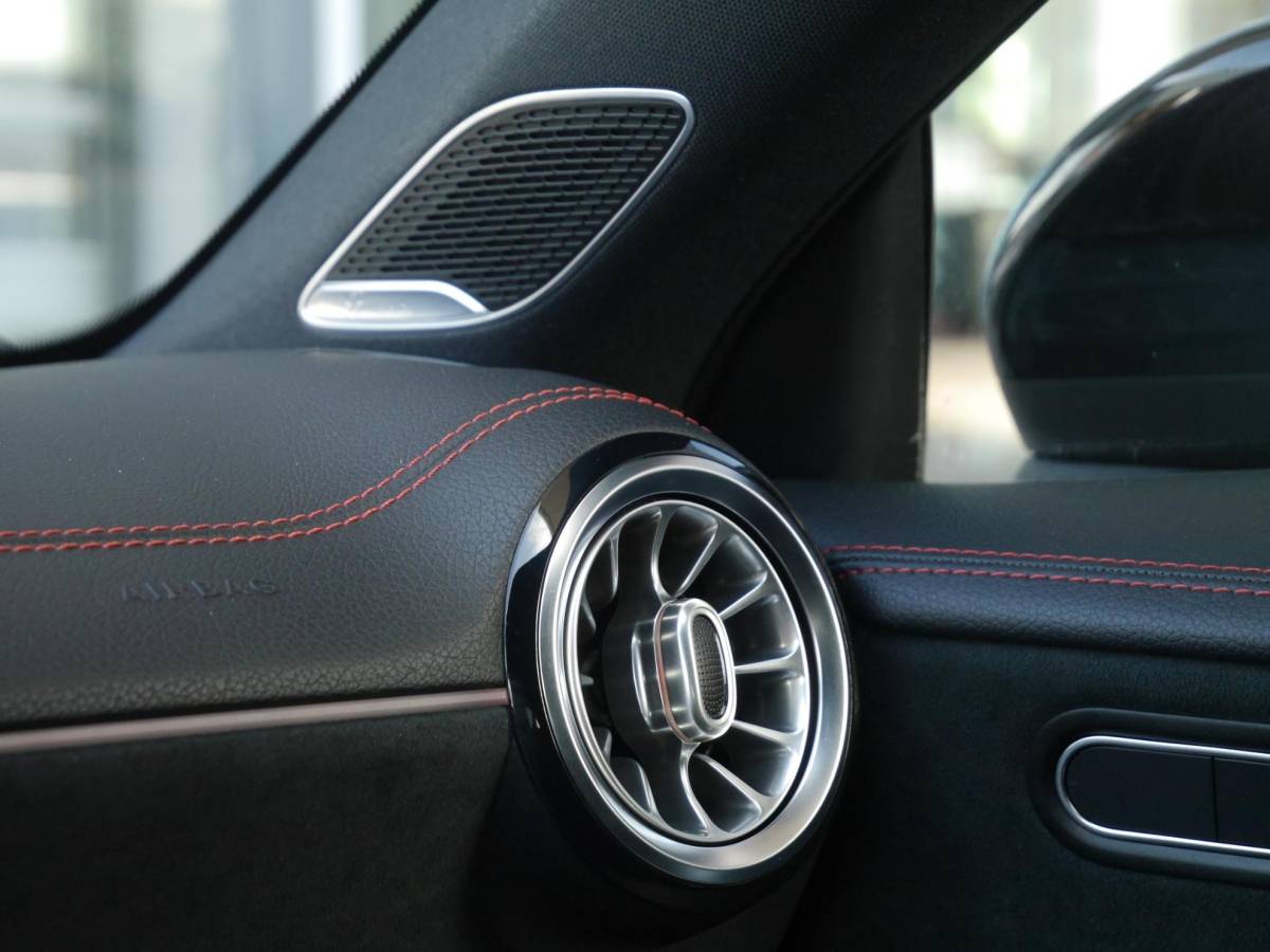 Mercedes-Benz CLA Mercedes-Benz CLA-klasse Shooting Brake AMG 35 4MATIC Premium | 300PK | Automaat | Elektrisch bedienbare achterklep | Rondom camera | 19 inch Concaver velgen | Stoelverwarming | Digitaal instrumentenpaneel