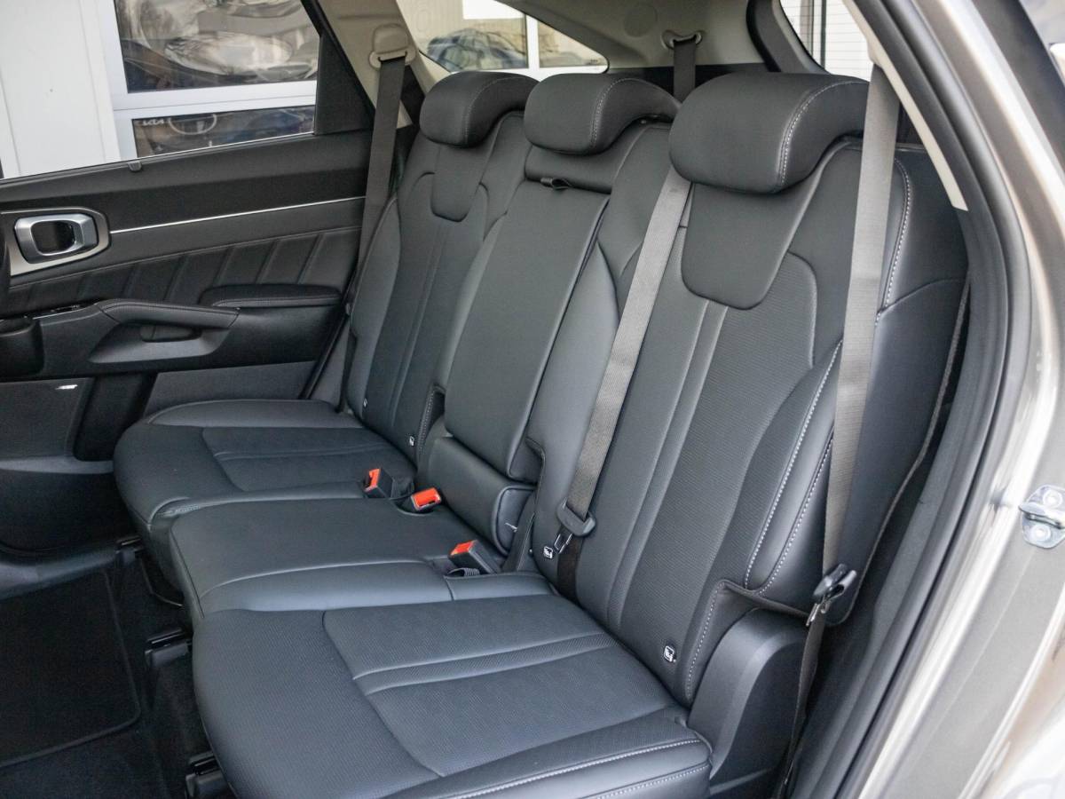 Kia Sorento Kia Sorento 1.6 T-GDi Plug-in Hybrid 4WD DynamicPlusLine 7p | Actieprijs* | Bose | Schuifkanteldak | ZOMERDEAL | Navi. | Clima. | Adapt. Cruise. | Dodehoekassistentie | Panodak | Stoel&Stuur Verwarming
